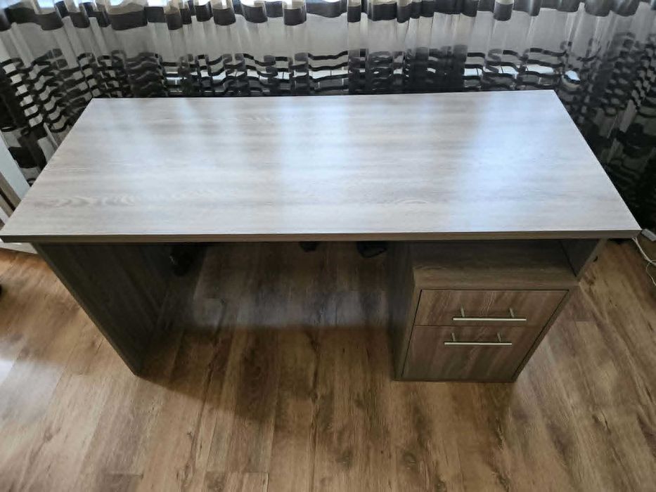 Desk and matching drawer. In a good condition
