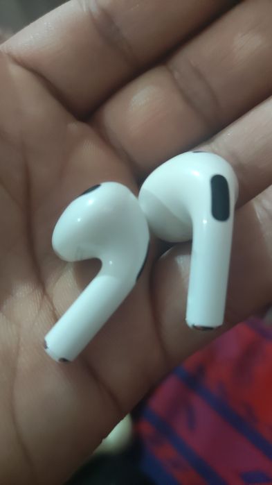 Продам оригинал левый ухо и правый ухо от airpods 3