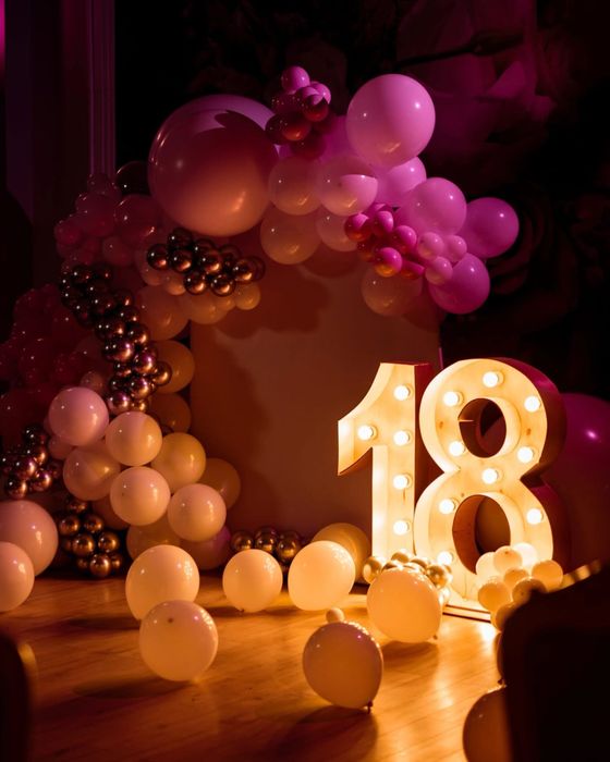 Cifre Luminoase "18" – 450 Lei