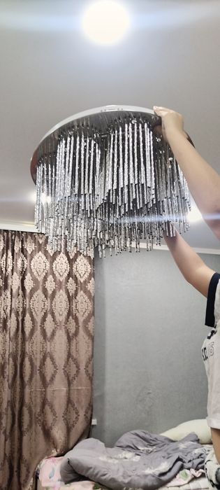 Люстра красивая.