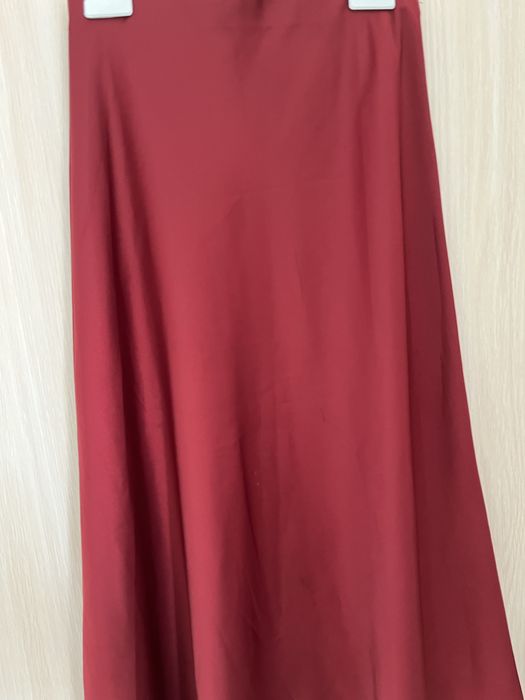 Лонгслив и атласовая юбка