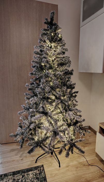 Brad artificial cu zăpadă, cadou instalatie