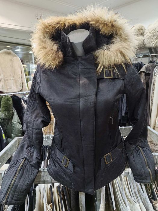 Дамско яке с пухена яка