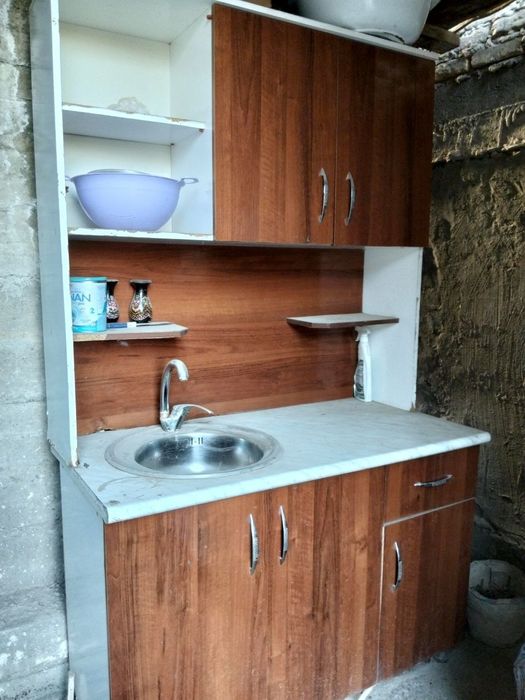 Oshxona garnituri sotiladi!