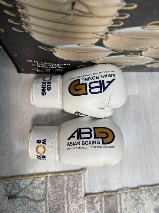 Перчатка World Boxing