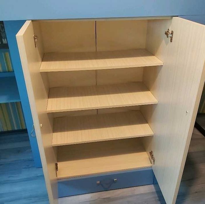 Двуетажно легло с бюро и гардероб