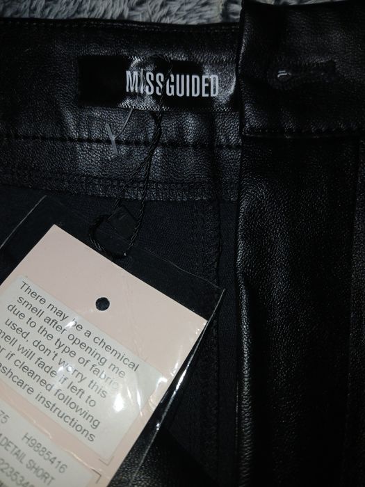 Pantaloni scurti din imitație piele
