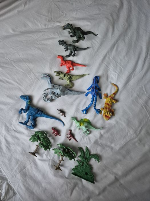 Set figurine dinozauri și vegetație de jucărie