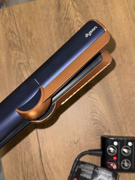 Dyson airstrait преса за коса