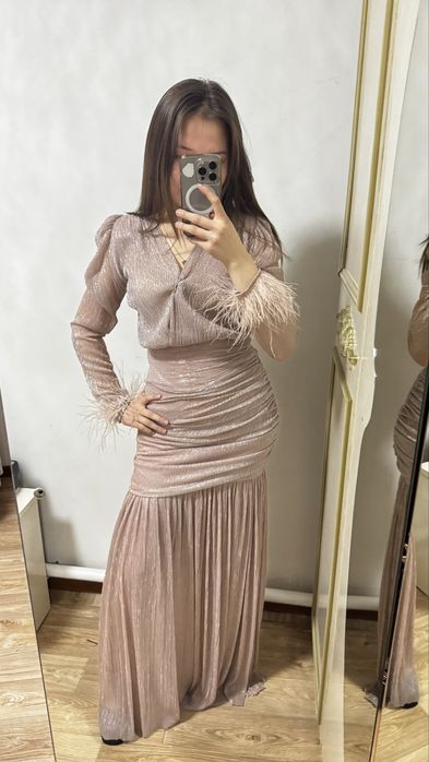 Платья блестящие с перьями