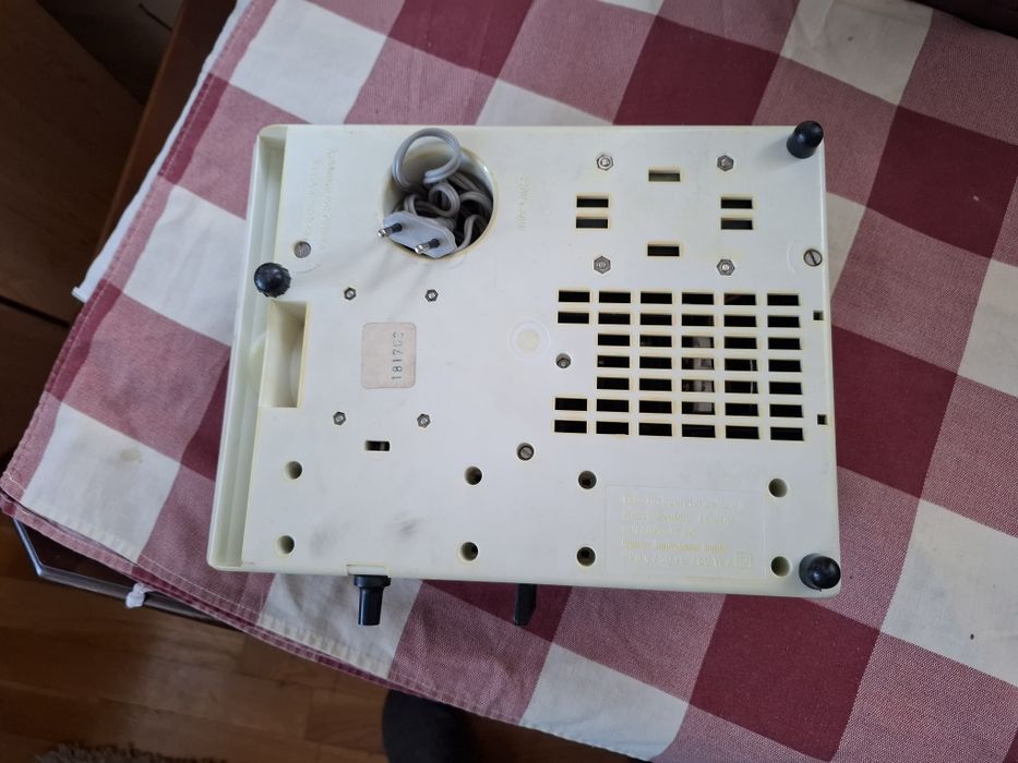 Proiector german anii "80 perfect funcțional, in geanta originala originala după cum se poate observa in fotografii. Este un aparat destul de robust ,