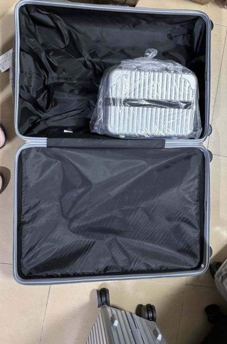 Чемодан новый серебристый серый