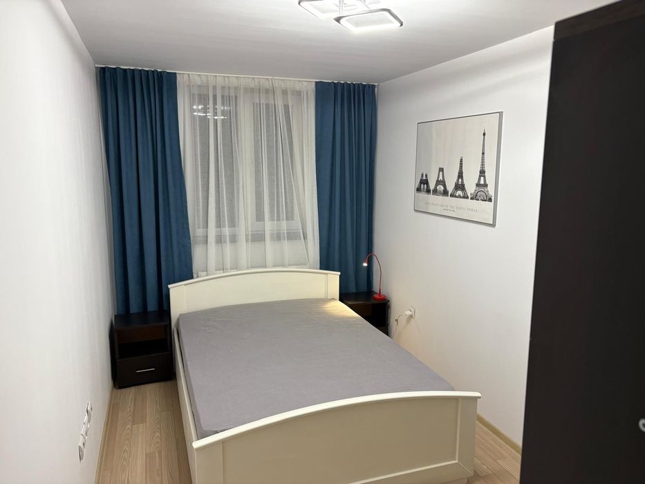 Inchiriez apartament la mansarda.