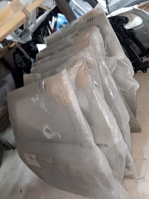 Lada Largus eshik sotiladi