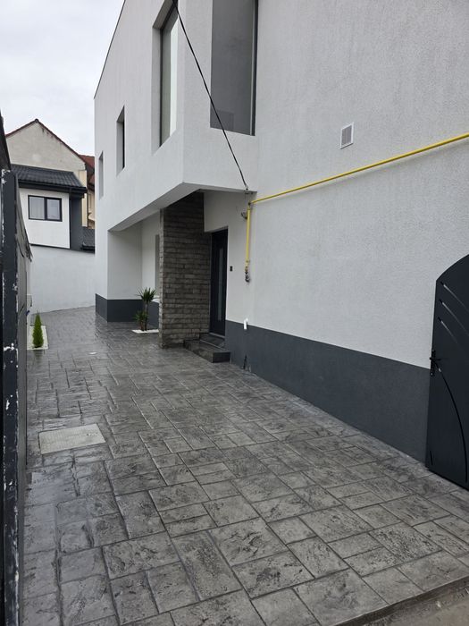 Casă P+1 + spațiu comercial, mobilată și utilată, la cheie Str. Soveja