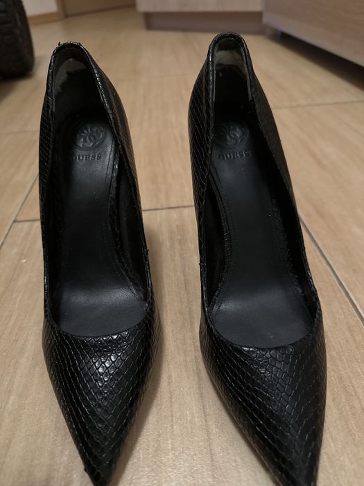 Високи токчета GUESS