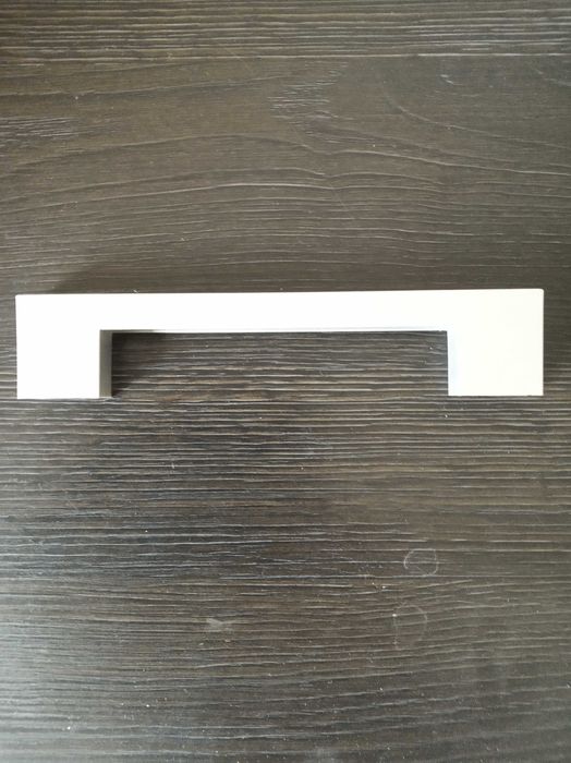 Продавам 11 броя пластмасови дръжки за кухненски шкафове