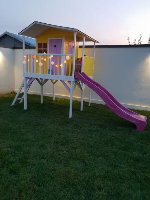 Casuta din lemn, cu veranda, pe piloni