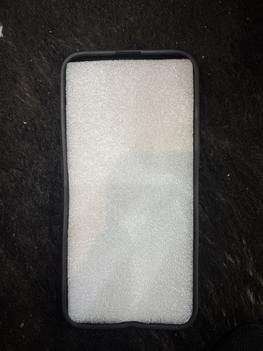 ПРОДАВАМ калъф за iphone 13 чист черен с червени светкавици