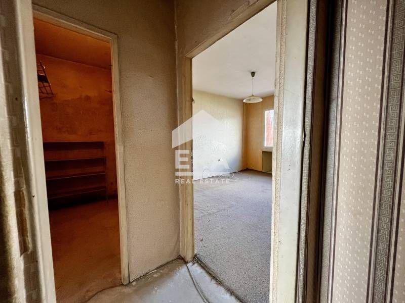 Двустаен панелен апартамент за продажба, с отделна голяма кухня, в жк