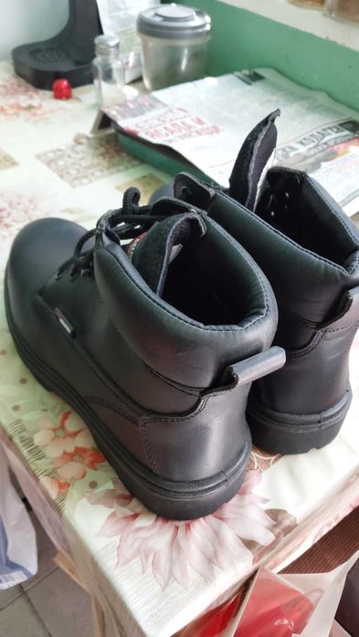 Продавам работни обувки