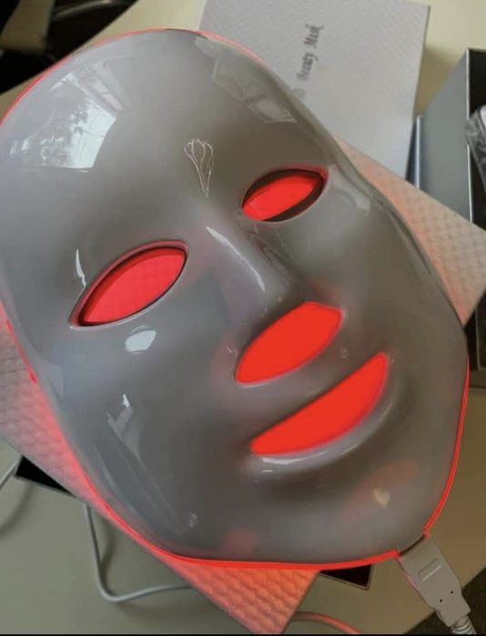 Лед маска с различни светлини