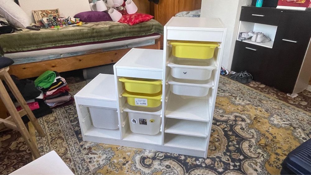 Dulap cu polite si tavi de plastic pentru jucarii