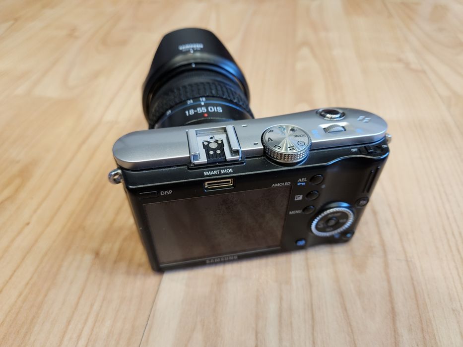 Samsung NX100 cu obiectiv 18-55mm