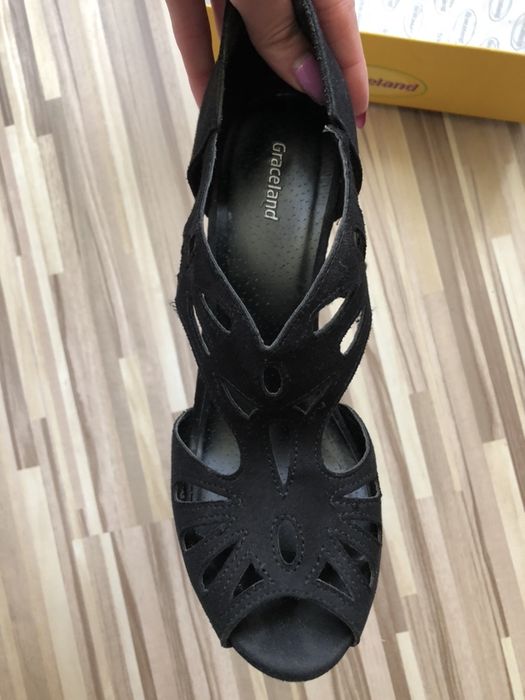 Нови сандали Deichmann