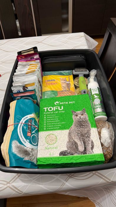 Комплект за коте - Легло за котка, транспортна кутия, тоалетна, ножици с гребен, купи и бонус храна