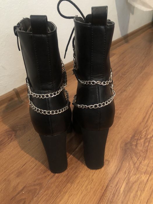 Черни боти с връзки