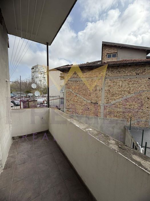 Дава се под наем Етаж от къща в Варна, Цветен квартал - 70 кв.м за 498.27 € - Снимка #11