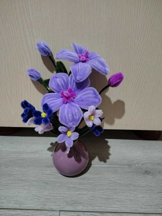 Flori lucrate manual din sarma plusata