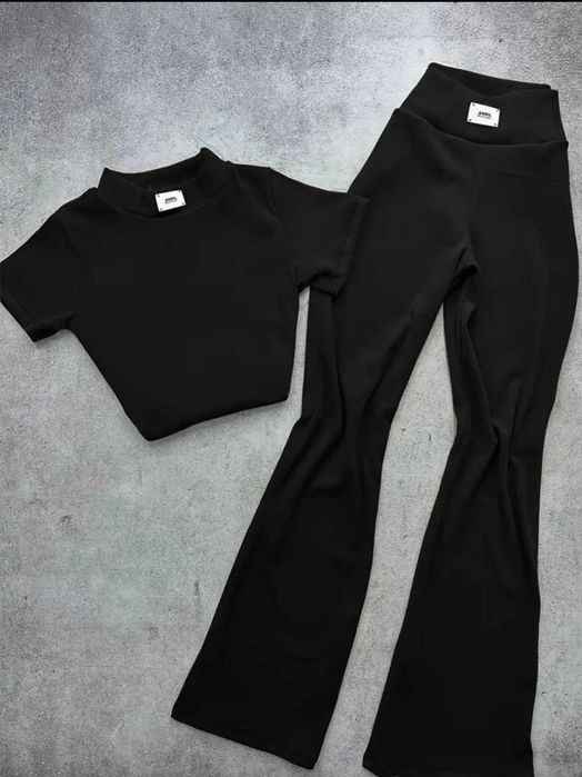 Дамски спортен комплект от две части