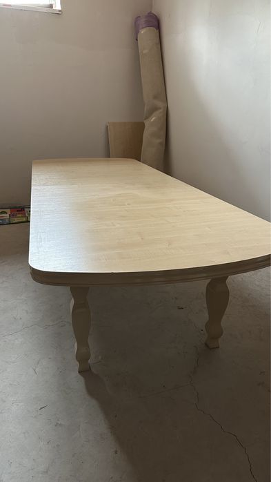 деревянный стол.