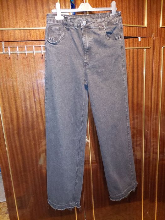 Черни дамски дънки.