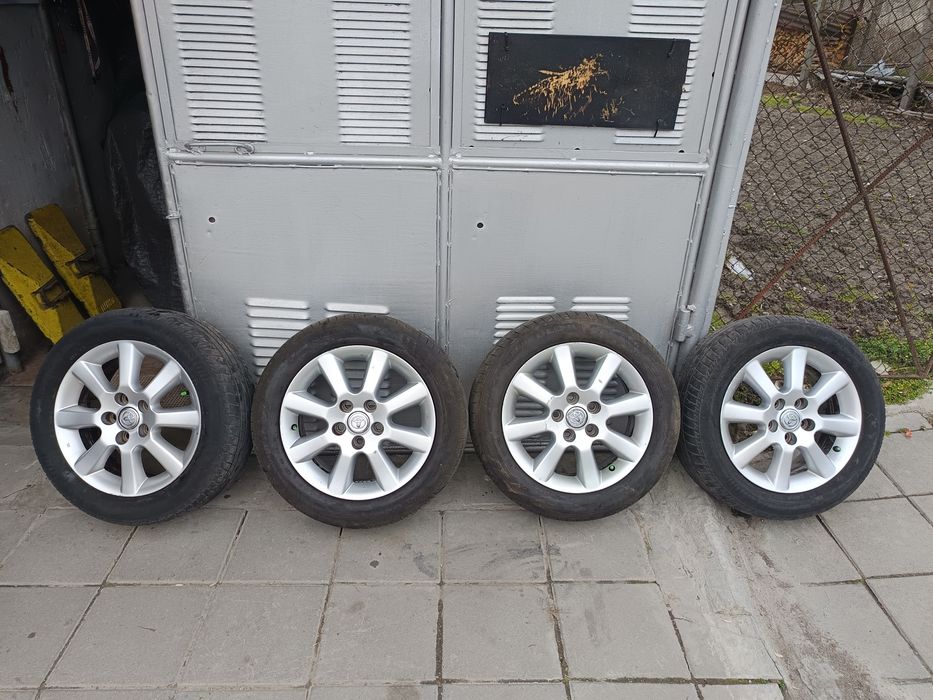 16 5x114.3 Toyota с летни гуми 205 55  и гайки