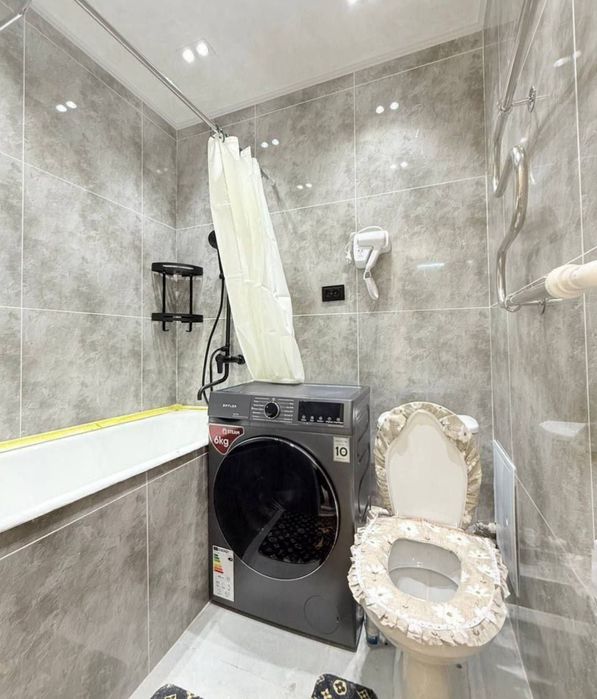 Mirzo-Ulugʻbek Buyuk Ipak Yo'li metrosi oldida