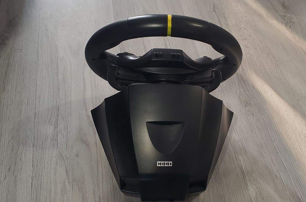 Volan Hori Racing Wheel Apex pentru PlayStation 4.