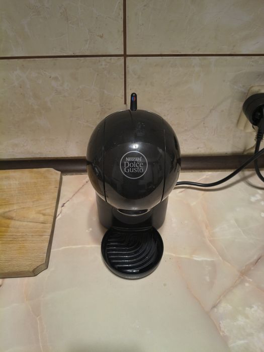 Vând aparat de cafea dolce gustos pe capsule