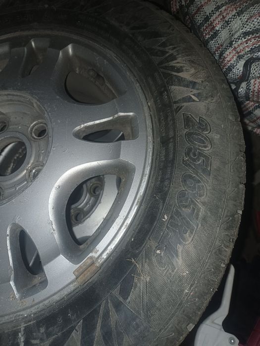 Продам зимние шины с титанками