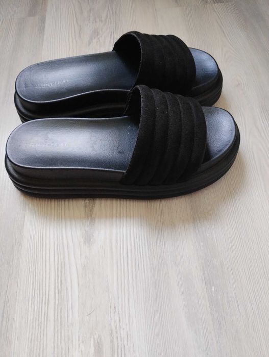 Vând o pereche de slapi de damă