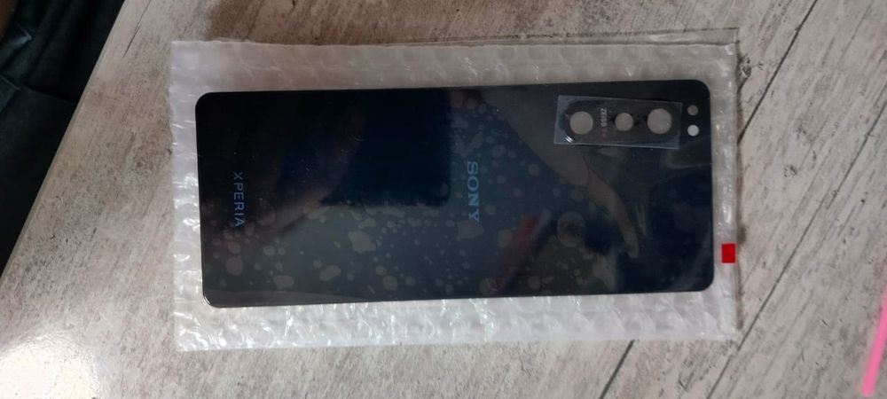 продам заднюю крышку на телефон sony