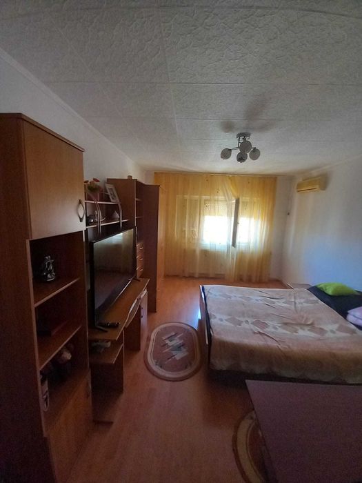 Vând APARTAMENT (65 mp.) 2 CAMERE + Living mare (camere decomandate)