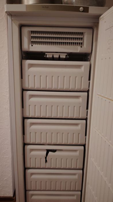 Продам морозильную камеру INDESIT.