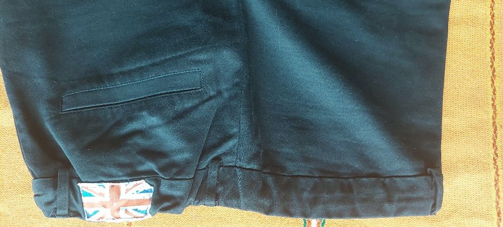 Мъжка бяла риза и два черни панталони