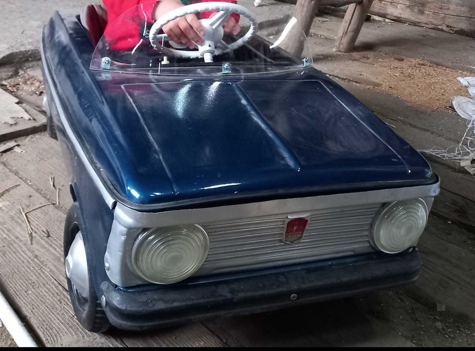 Vând Moskwich mașinuța cu pedale anii 70