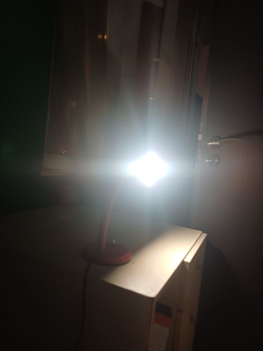 Червена нощна лампа