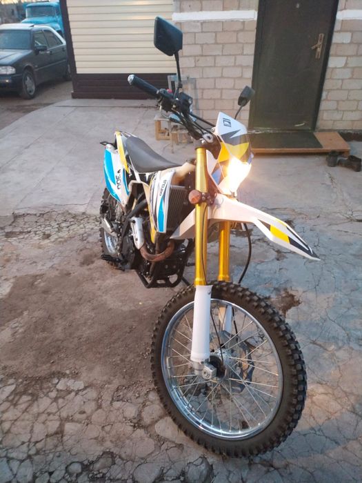 Продам мотоцикл эндуро 300 кубов