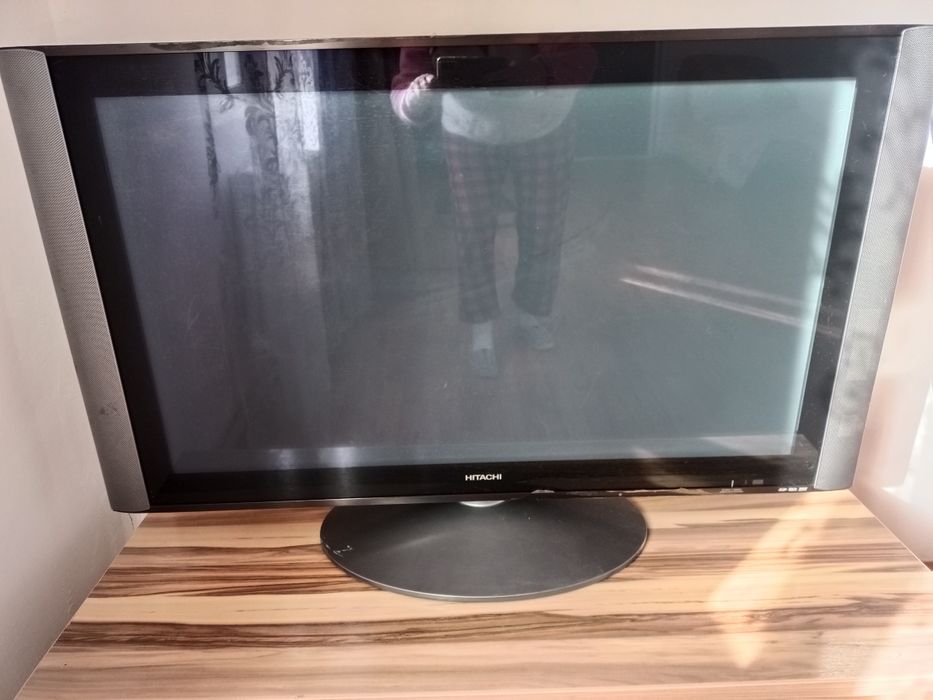 Большой плазменный телевизор Hitachi